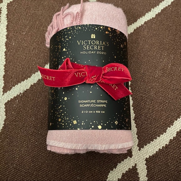 Victoria's Secret Accessories - NWT Victoria Secret Holiday Scarf